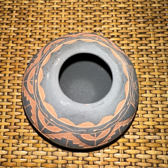 Navajo Pottery Hand Etched Pyramid Bird Geometric 3 1/8" Pot Gray Orange Signed - Picture 4 of 9